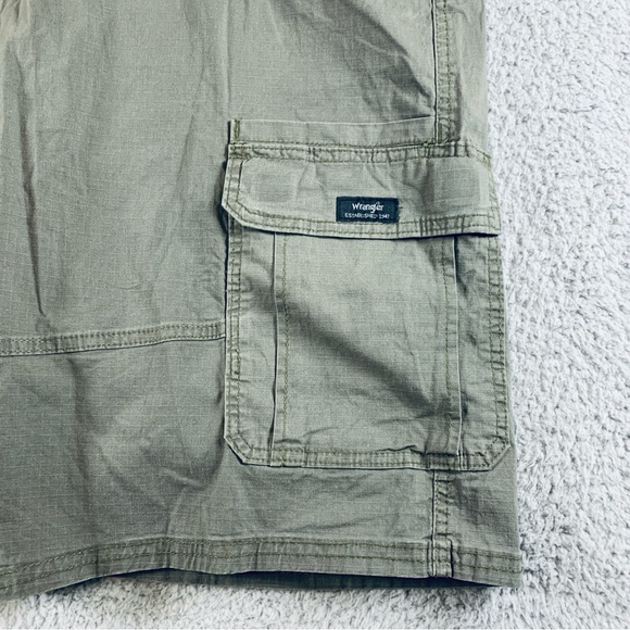 NWT Wrangler Cargo Shorts Men's Relaxed Fit Dark Army Green Size 48 Inseam 10" - Picture 2 of 13